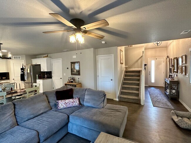 Building Photo - FANTASTIC 3BD/2.5BA w/ A/C in Patriot Park