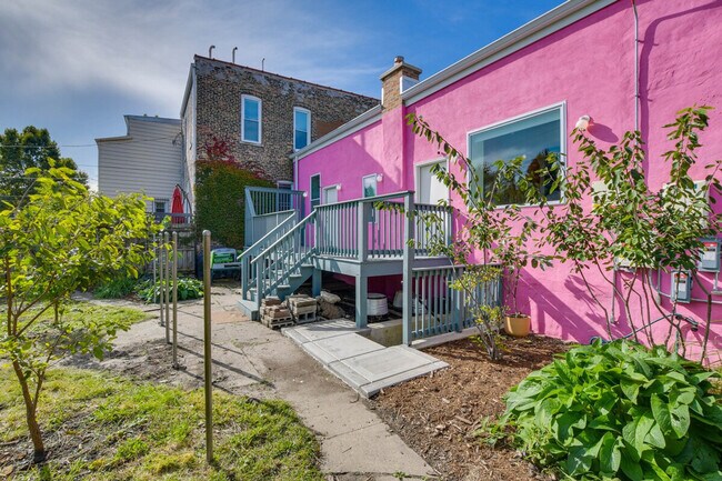 Building Photo - 3247 S Oakley Ave