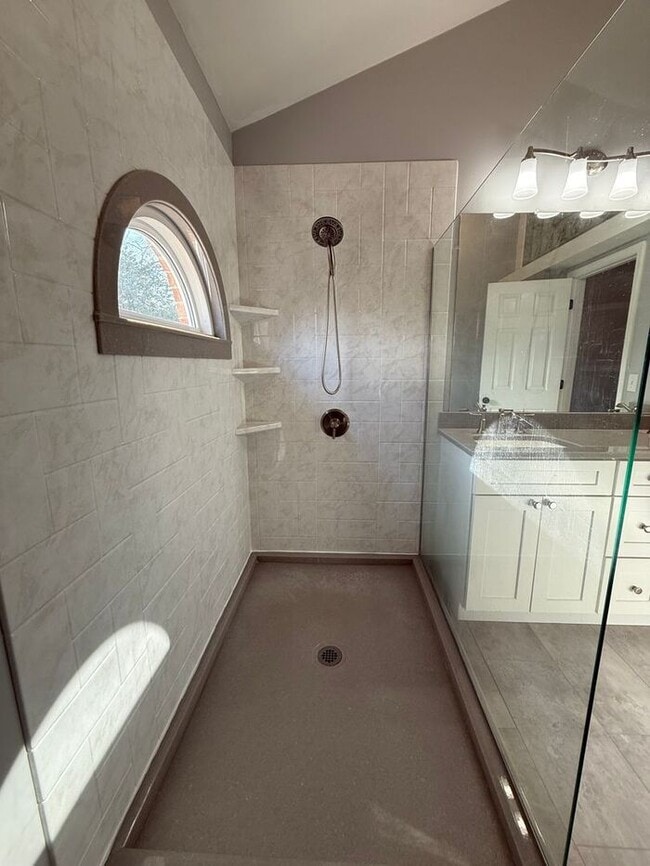 Building Photo - For Rent - Split Level Brick Home in South Nashville with Garage