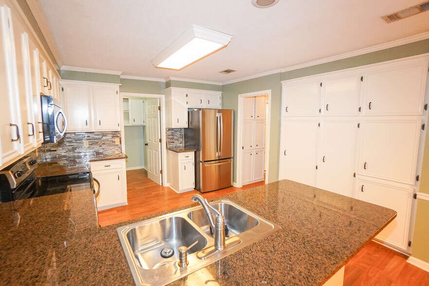 Building Photo - 325 Mockingbird Ln