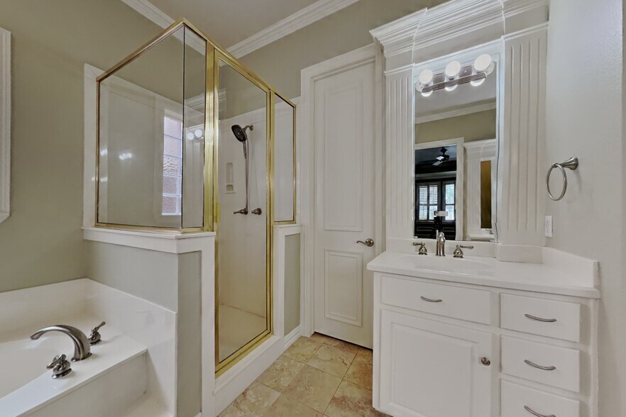 Building Photo - 4020 Oakmeadow Dr