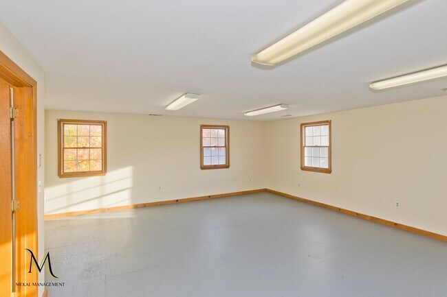 Building Photo - 1692 Memorial Dr