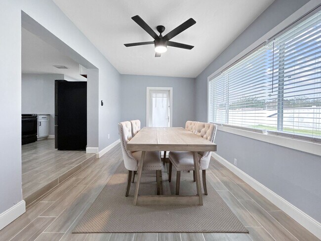 Building Photo - SECTION8 VOUCHER ACCEPTED! Beautiful Seminole Home with Large, Fully Fenced Backyard! | 3beds/1.5...