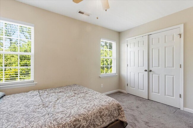 Building Photo - 2 Bed 2.5 Bath Townhome