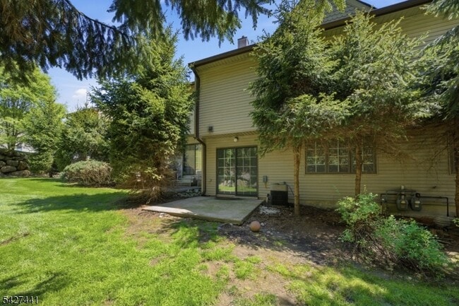Building Photo - 11 Deer Hill Ct