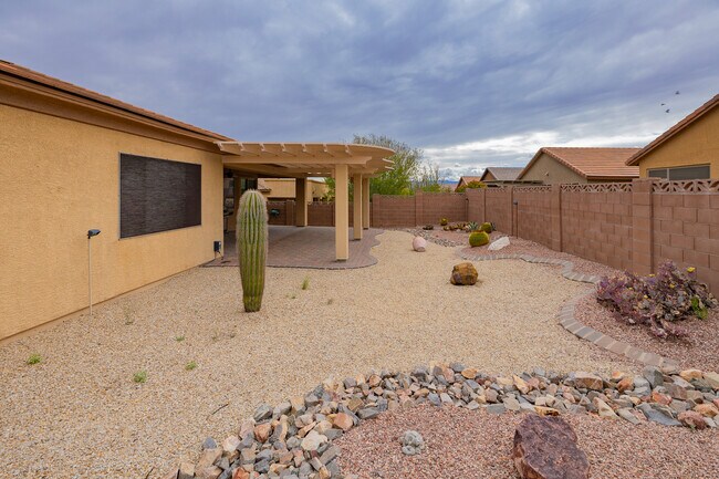 Building Photo - 1141 W Tenniel Dr