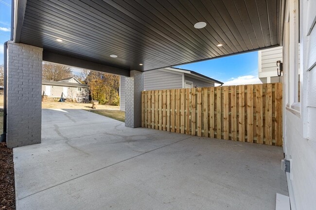 Building Photo - 766 Alloway St