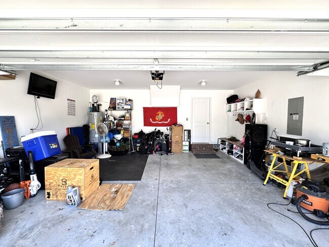 Building Photo - Beautiful home! Convenient to the city with all shopping!