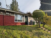 Building Photo - Updated Bremerton Duplex, Close to EVERYTH...