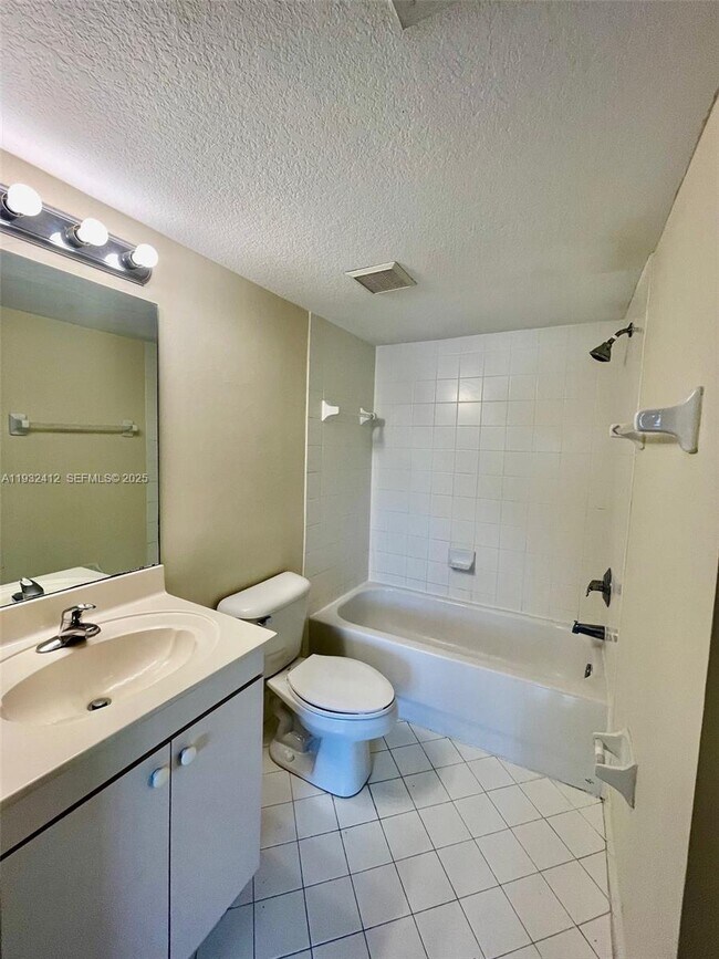 Building Photo - 3415 NE 9th Dr