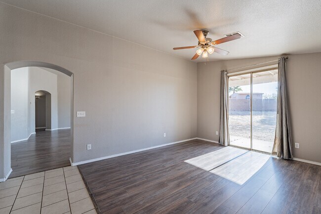 Building Photo - 8220 N Freshwater Ln