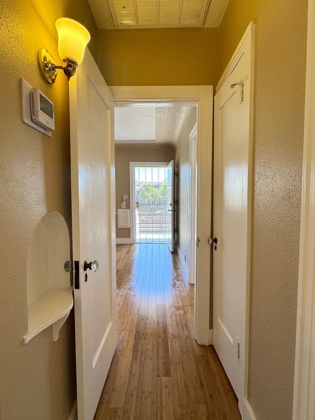 Building Photo - Charming Upgraded 2 Bedroom Cottage w/Cent...