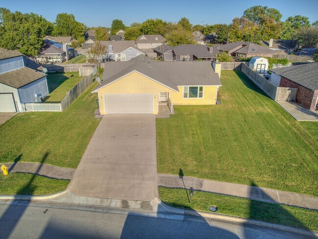 Building Photo - Charming home