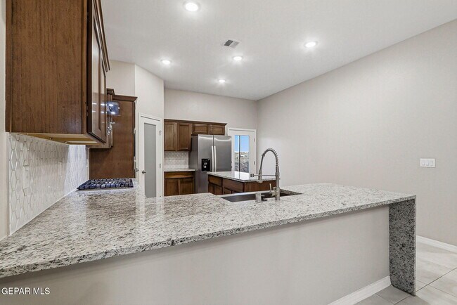 Building Photo - 916 Keenland Ave