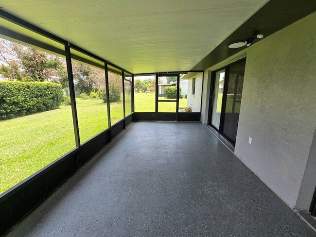 Building Photo - 2511 N Orangewood St