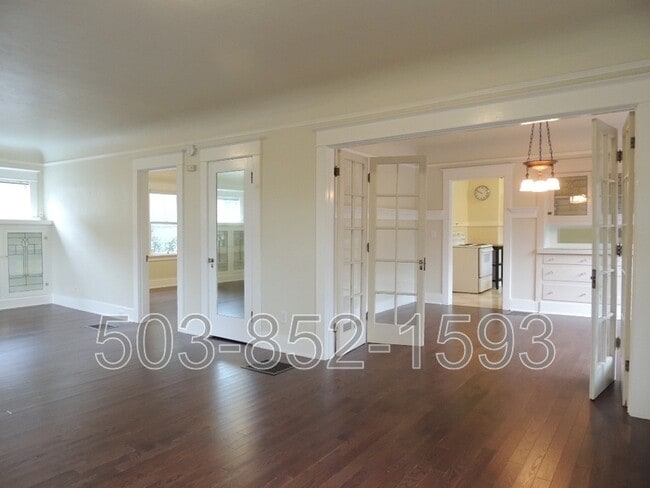 Building Photo - 122 SE 60th Ave