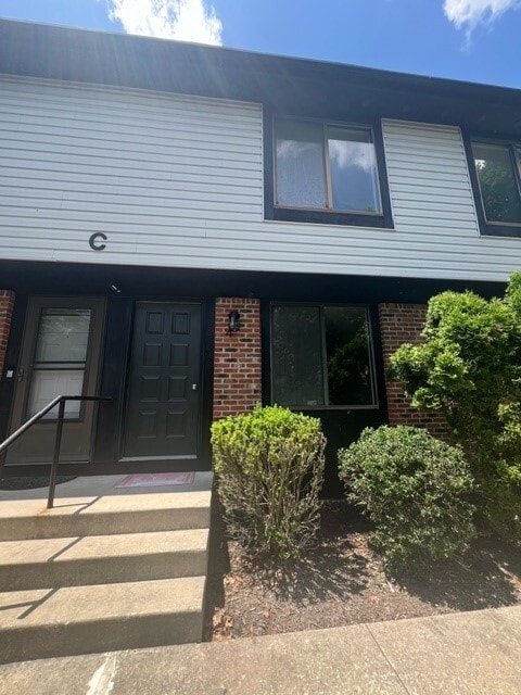 Building Photo - 935 Pinecrest Dr