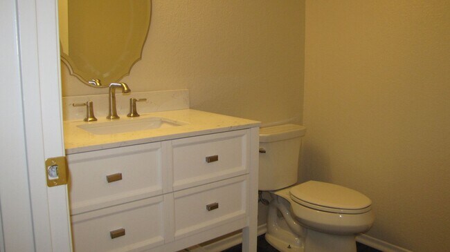 Building Photo - Condo in South West Bakersfield Private Co...