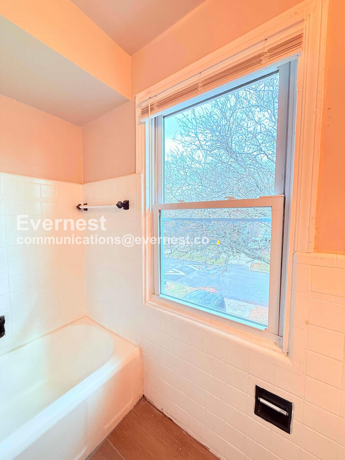 Building Photo - 5747 Lakepointe St