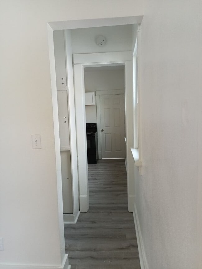 Building Photo - MOVE IN READY!  EASY QUALIFY!