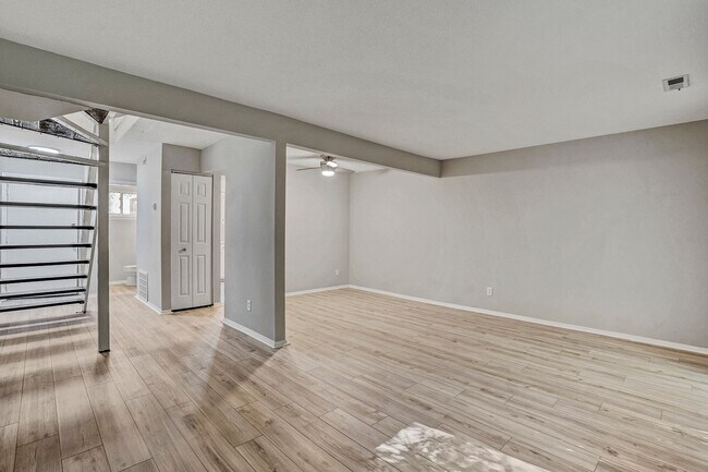 Building Photo - AVAILABLE NOW!! 2 Bedroom 2.5 Bathroom Townhome - Furnished!