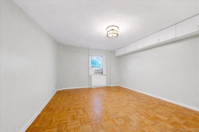 Building Photo - 6 Fordham Hill Oval