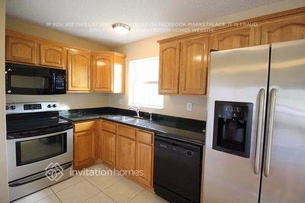 Building Photo - 6630 NW 24th Ct