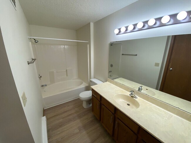 Building Photo - 3-Bed, 2-Bath Townhome - 2 Months Free on a 12-Month Lease!