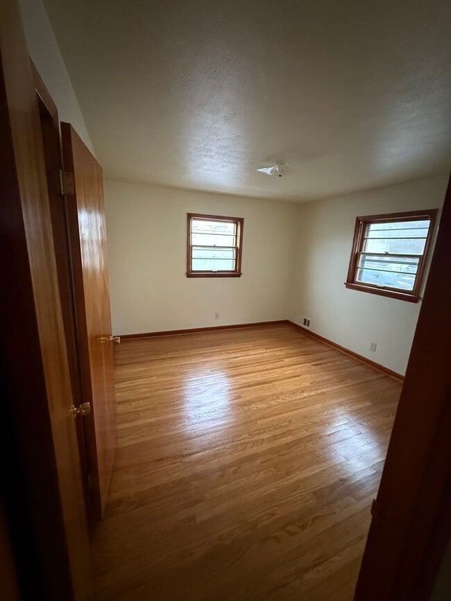 Building Photo - Spacious 2 Bedroom Apartment in Excellent Location