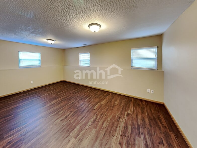 Building Photo - 8023 Crete Ln