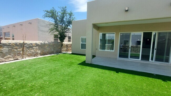 Building Photo - Beautiful 4 bedroom 2.5 bathroom home! READY NOW