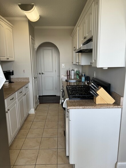 Kitchen w gas stove and full size fridge and dishwasher - 501 Slaters Ln