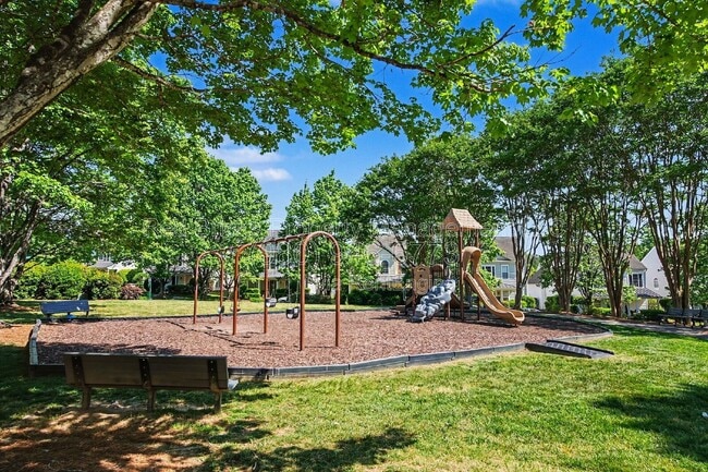 Building Photo - 15658 King Louis Ct