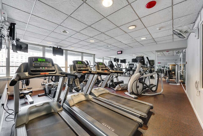 Building Photo - 111 E Chestnut St