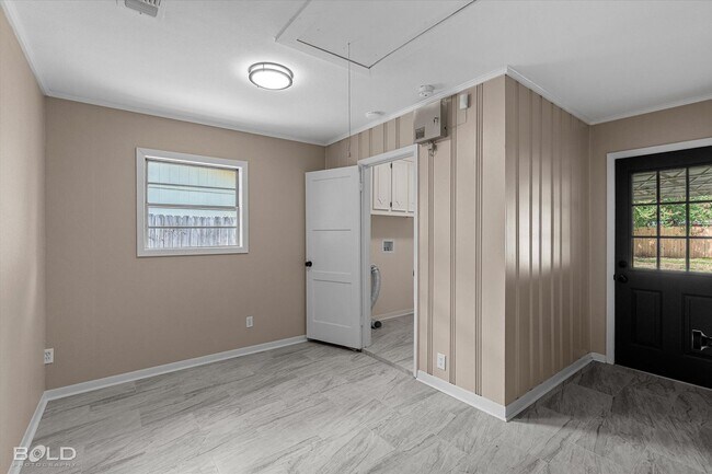 Building Photo - 822 E River Rd