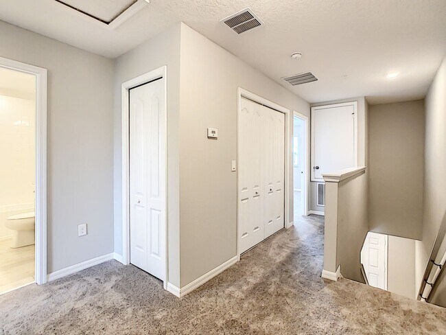 Building Photo - Stylish 3-Bedroom Townhome in Gated Sanfor...