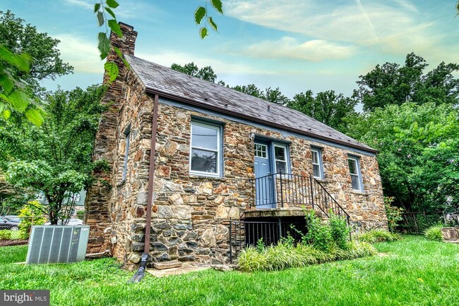 Building Photo - 6233 Woodcrest Ave