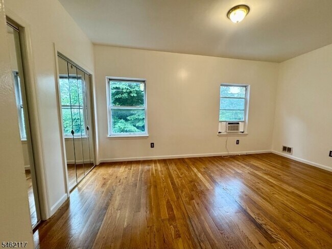 Building Photo - 142 Ege Ave