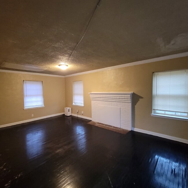 Building Photo - 4BR House w/2-car Garage & Fenced Backyard