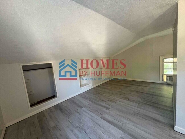 Building Photo - Three Bedroom | House | Pet Friendly | Mov...
