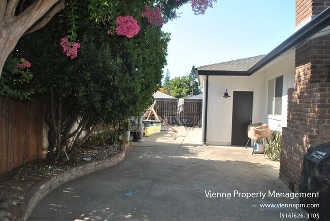 Building Photo - 2913 Kerria Way