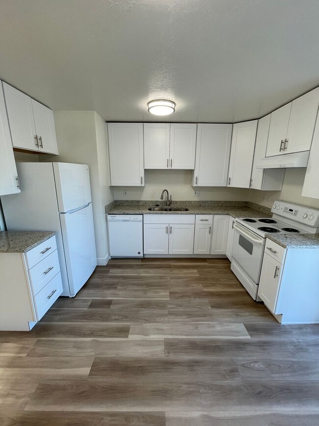 Building Photo - 3-Bedroom Twin Home with Private Backyard