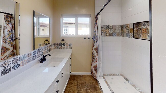 Building Photo - HUGE 10BR House on Montezuma!! - Large Private Parking Lot & Courtyard! - Right Next to Campus