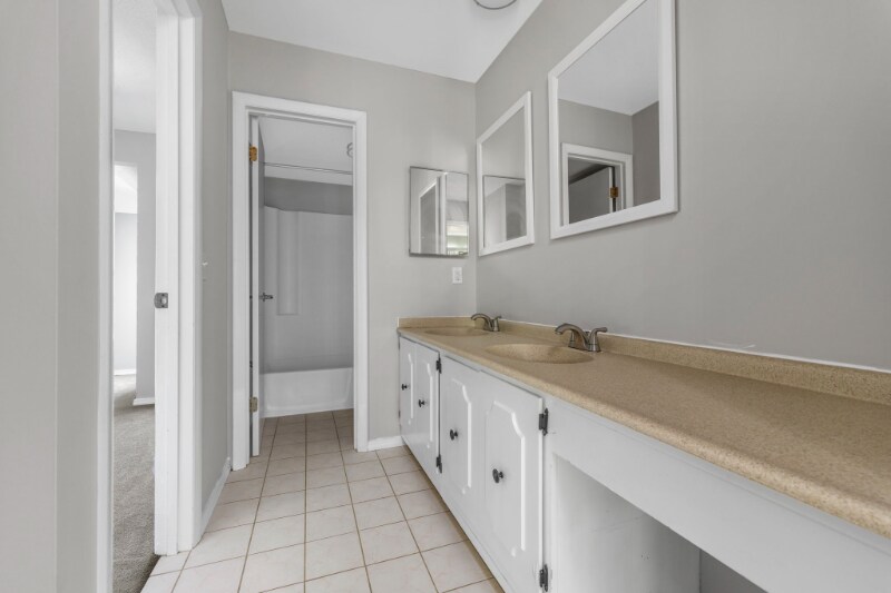 Building Photo - 1013 Fairways Dr