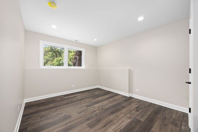 Building Photo - 9704 Captains Dr