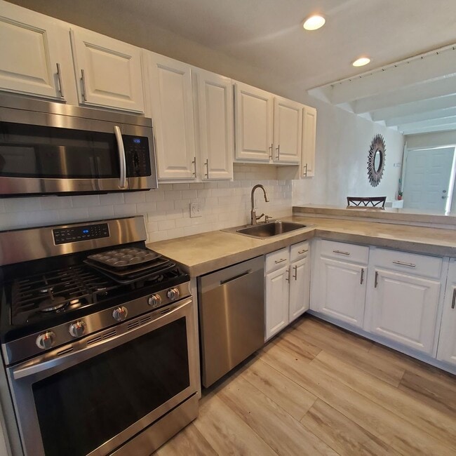 Building Photo - 2 Bedroom Townhome with Pool and Clubhouse/Centrally Located!!