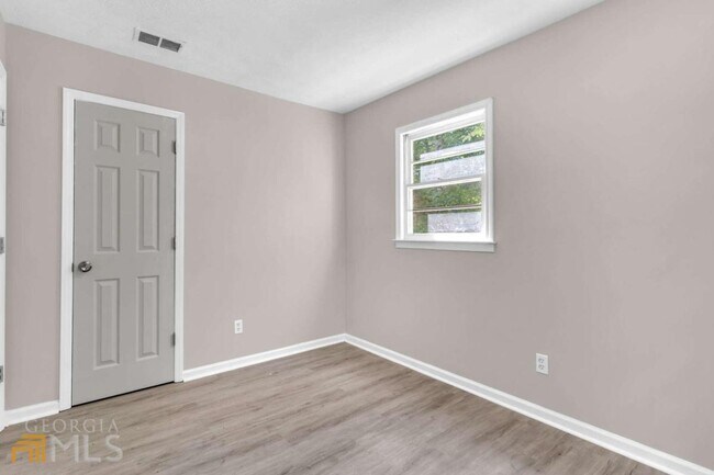 Building Photo - 2070 Twelve Oaks Cir