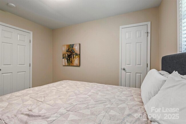 Building Photo - 2521 Dora Dr