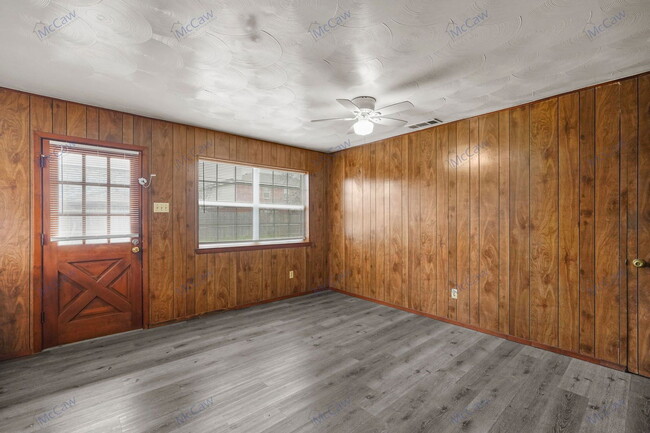 Building Photo - 14732 Oakwood Ln