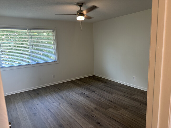 Building Photo - 2504 Redwood Ct